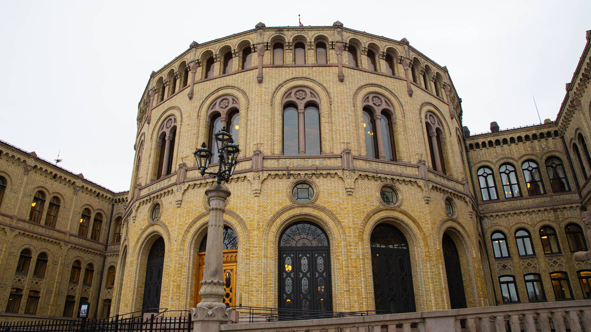 en stor bygning med mange vinduer (Bildebeskrivelsen er laget av en KI-tjeneste)