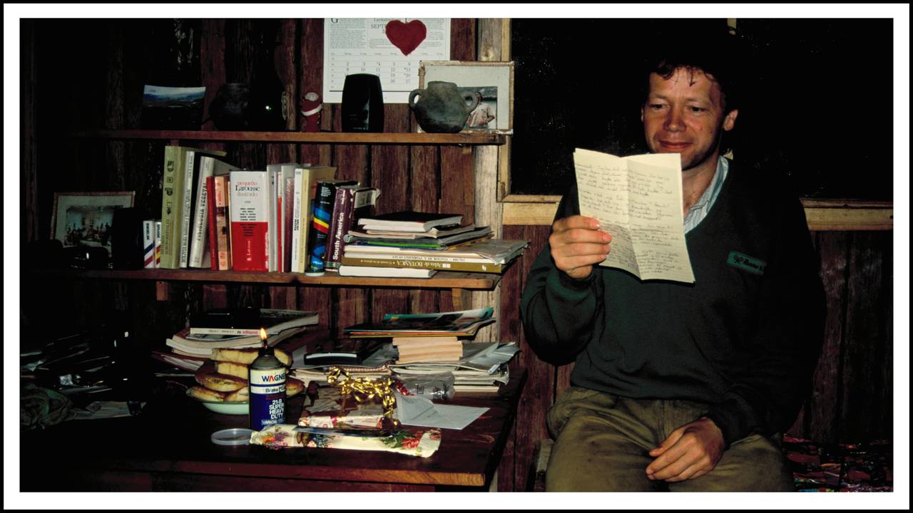 Lars Hafskjold leser brev fra familien i Norge som fetteren Ole Christian Hyggen hadde med til Bolivia høsten 1996