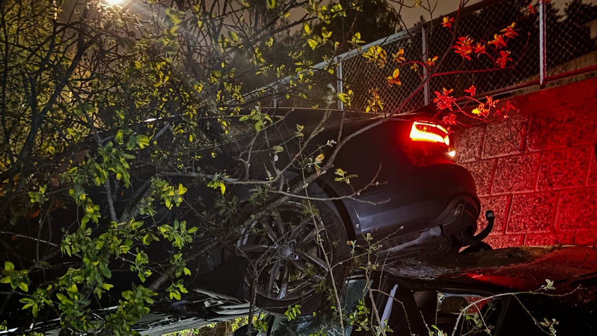 Oslo: Bil har kjørt inn i bil og hus – en person alvorlig skadd
