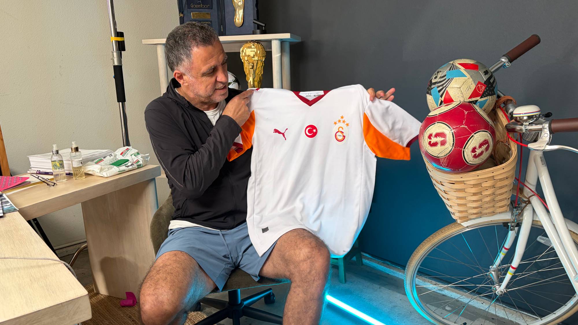 Hakan Sukur med en Galatasaray-drakt