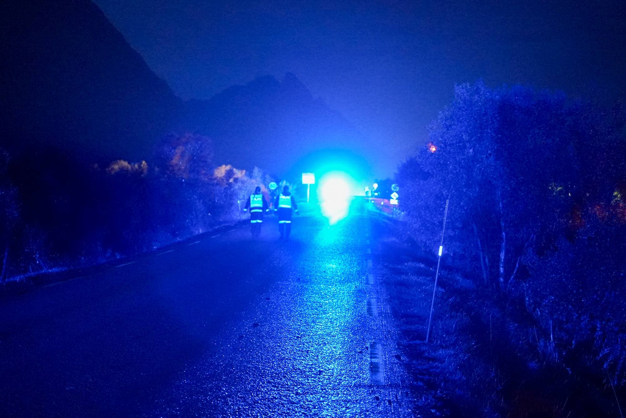 Bildet viser nødetatene som rykket tirsdag kveld ut til en ulykke i Øksnes i Vesterålen etter melding om en påkjørsel.