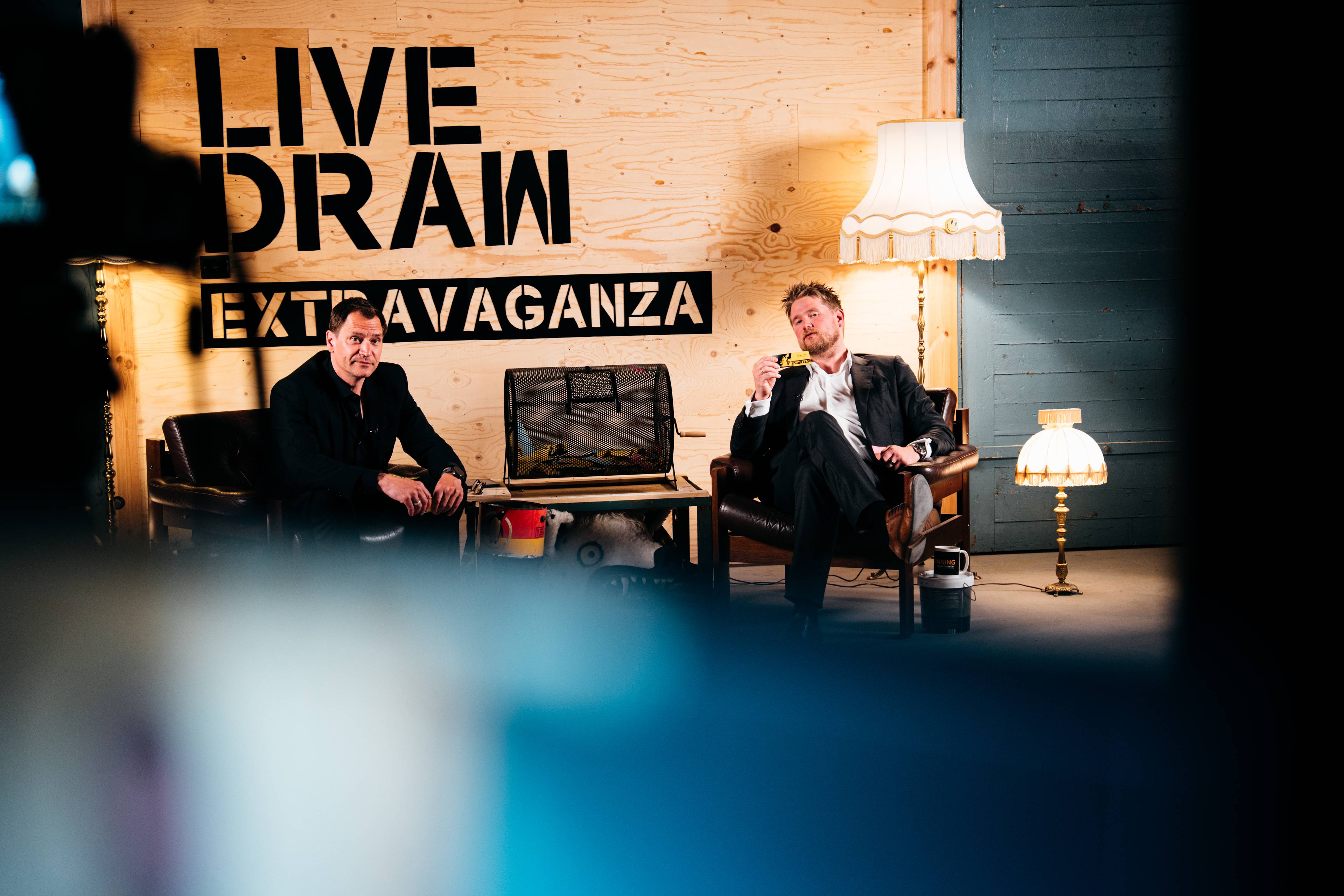 Jonas Hovland i Pøbel Studio. Kunstneren Pøbel selger kunst gjennom lotteri for å sikre at hvem som helst kan kjøpe bildene