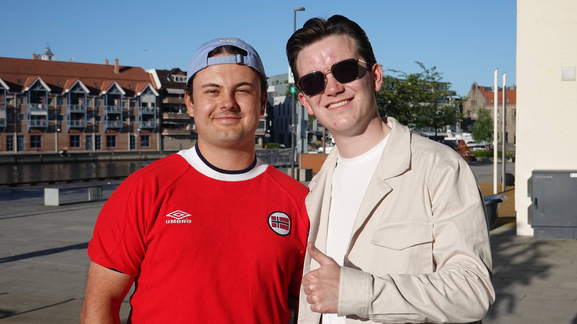 To menn som står sammen (Bildebeskrivelsen er laget av en KI-tjeneste)
