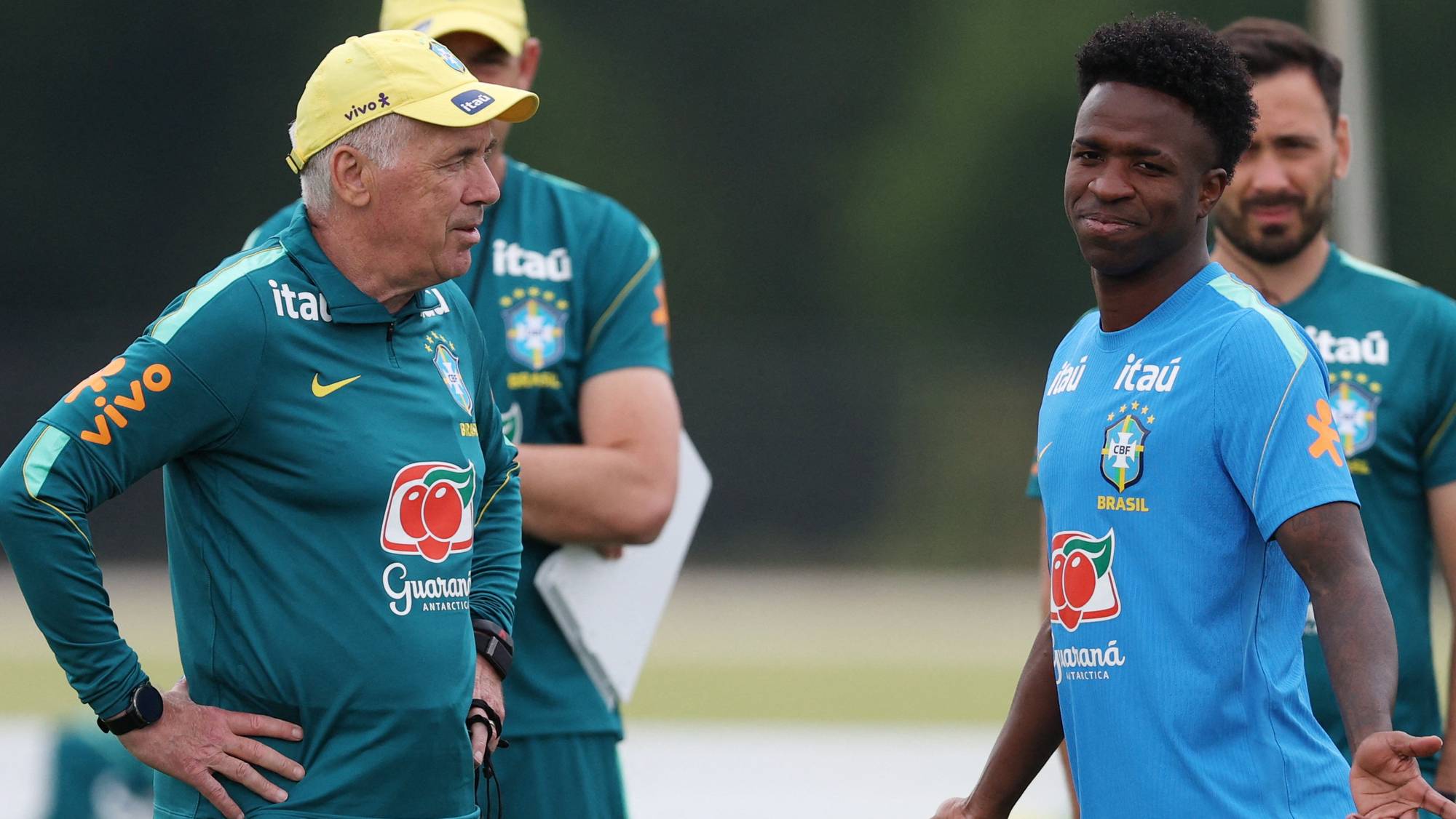 Carlo Ancelotti og Vinicius Junior på treningsfeltet med Brasils landslag. (Bildebeskrivelsen er laget av en KI-tjeneste)