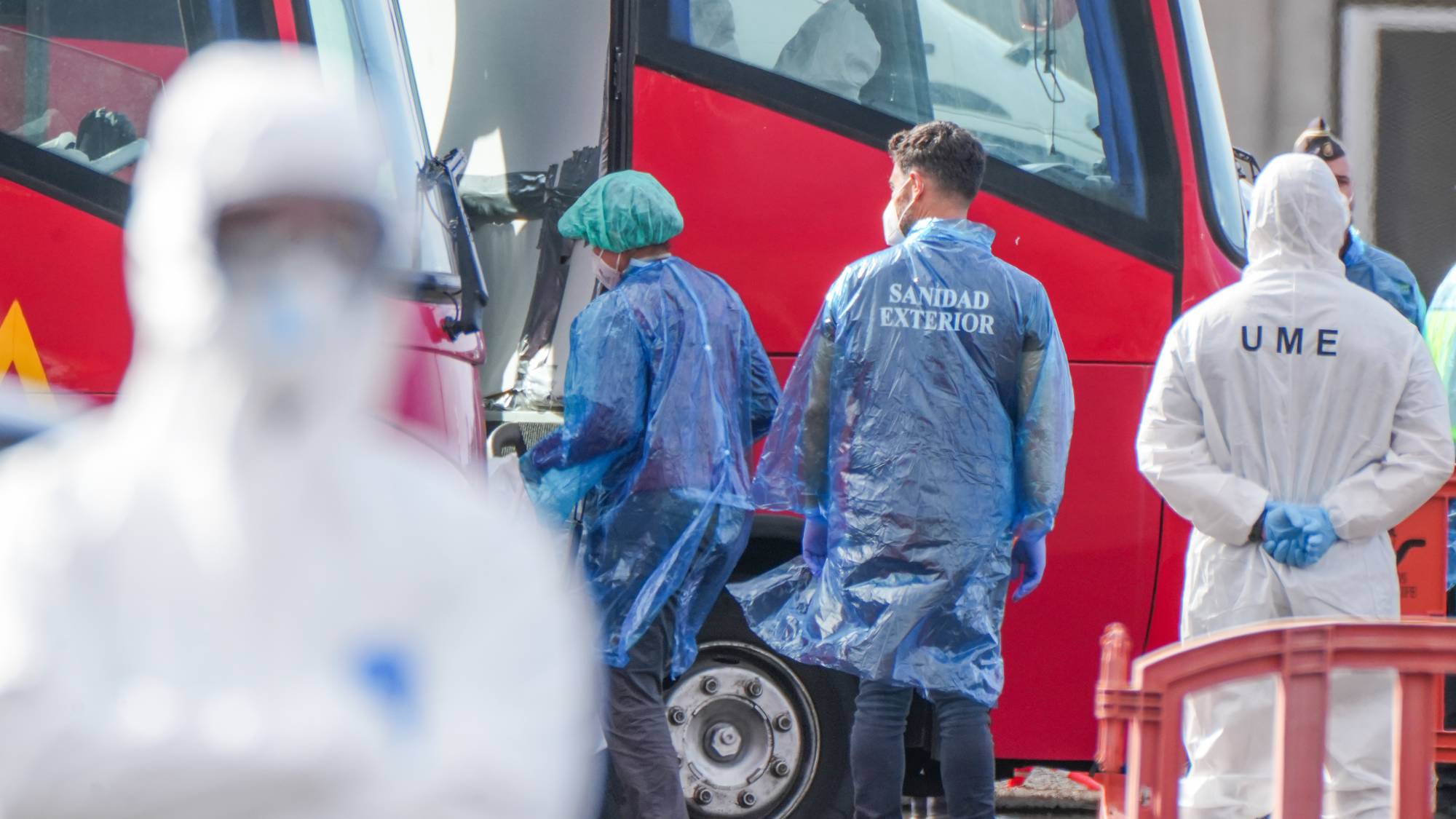 De første har blitt reddet i land etter at MV Hondius ankom Granadilla havn i dag tidlig. Passasjerene skal fraktes til Tenerife Sør Lufthavn etter det.