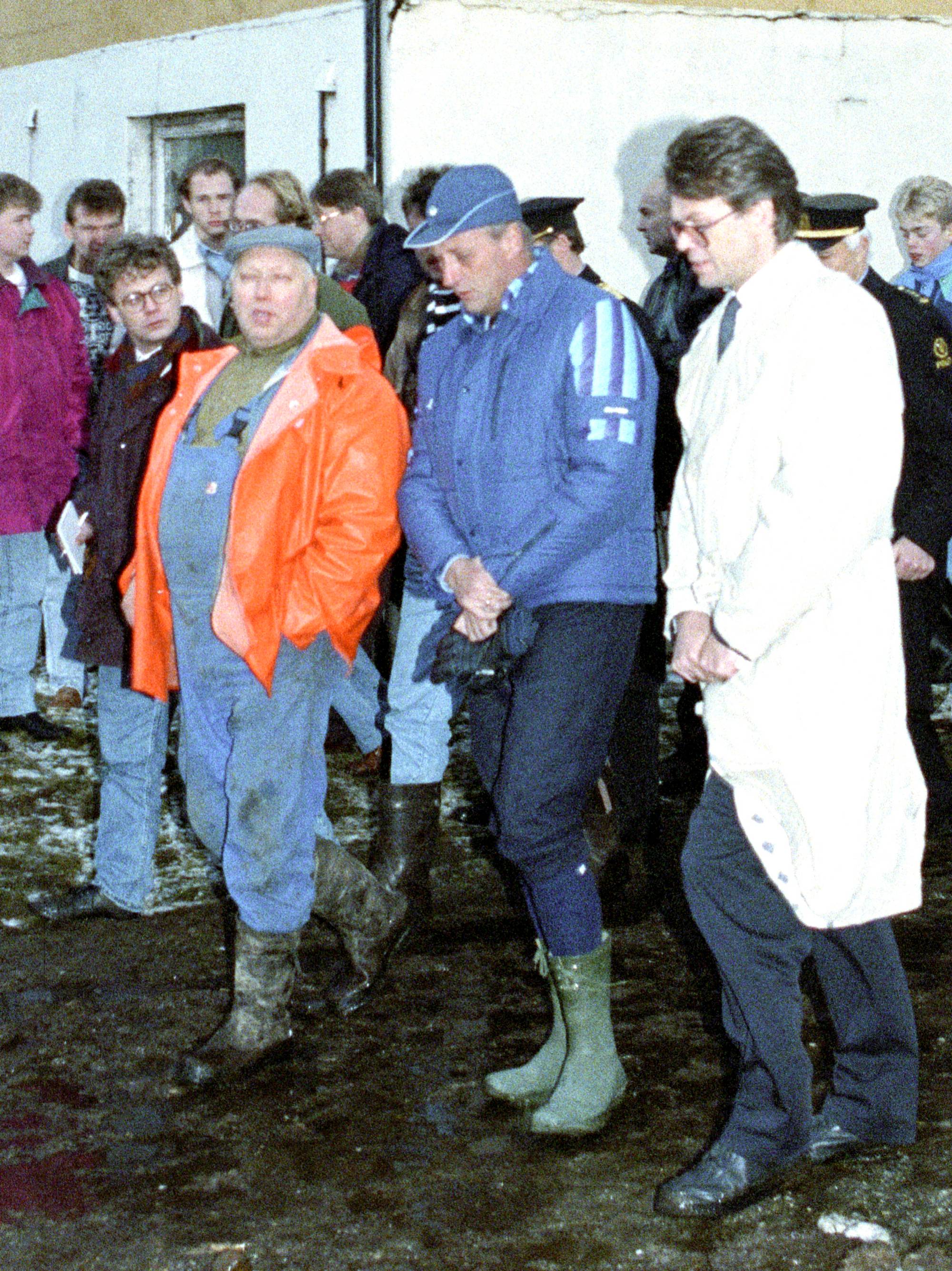 Kong Harald ikledd boblejakke og gummistøvler besøker orkanrammede på Sunnmøre i 1992