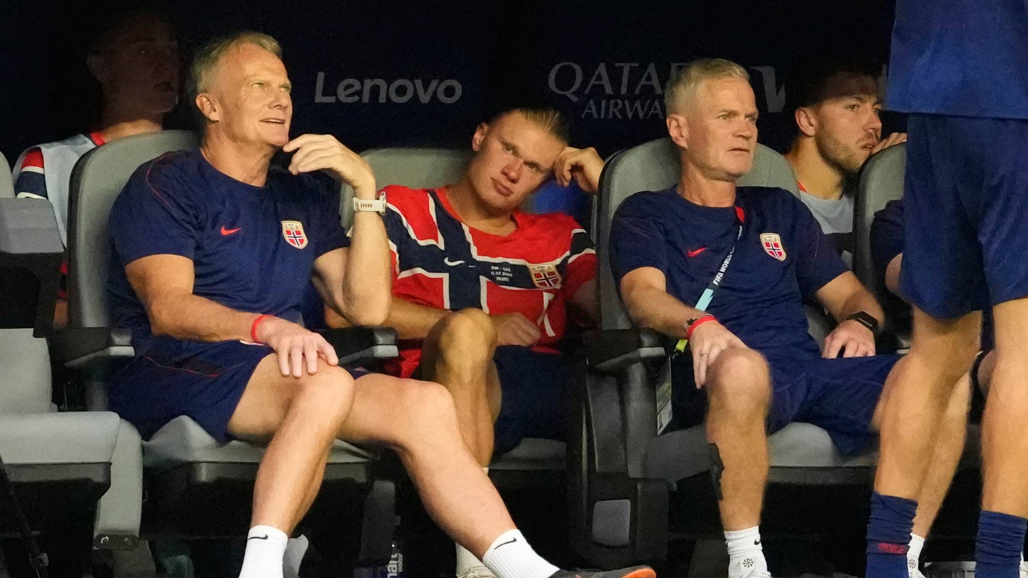 Erling Braut Haaland og støtteapparat sitter på benken under en fotballkamp for Norge. (Bildebeskrivelsen er laget av en KI-tjeneste)