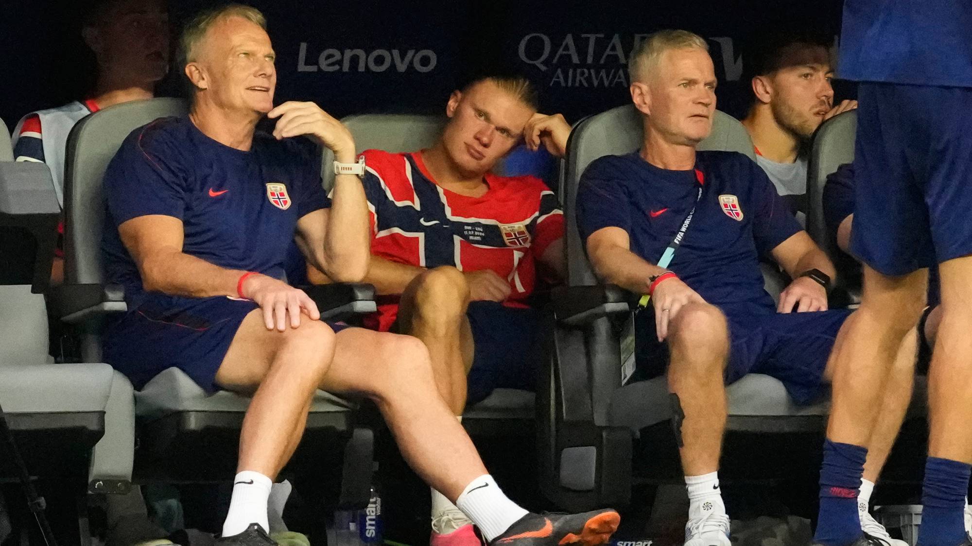 Landslagstrener Ståle Solbakken og Erling Braut Haaland sitter på benken under en fotballkamp. (Bildebeskrivelsen er laget av en KI-tjeneste)