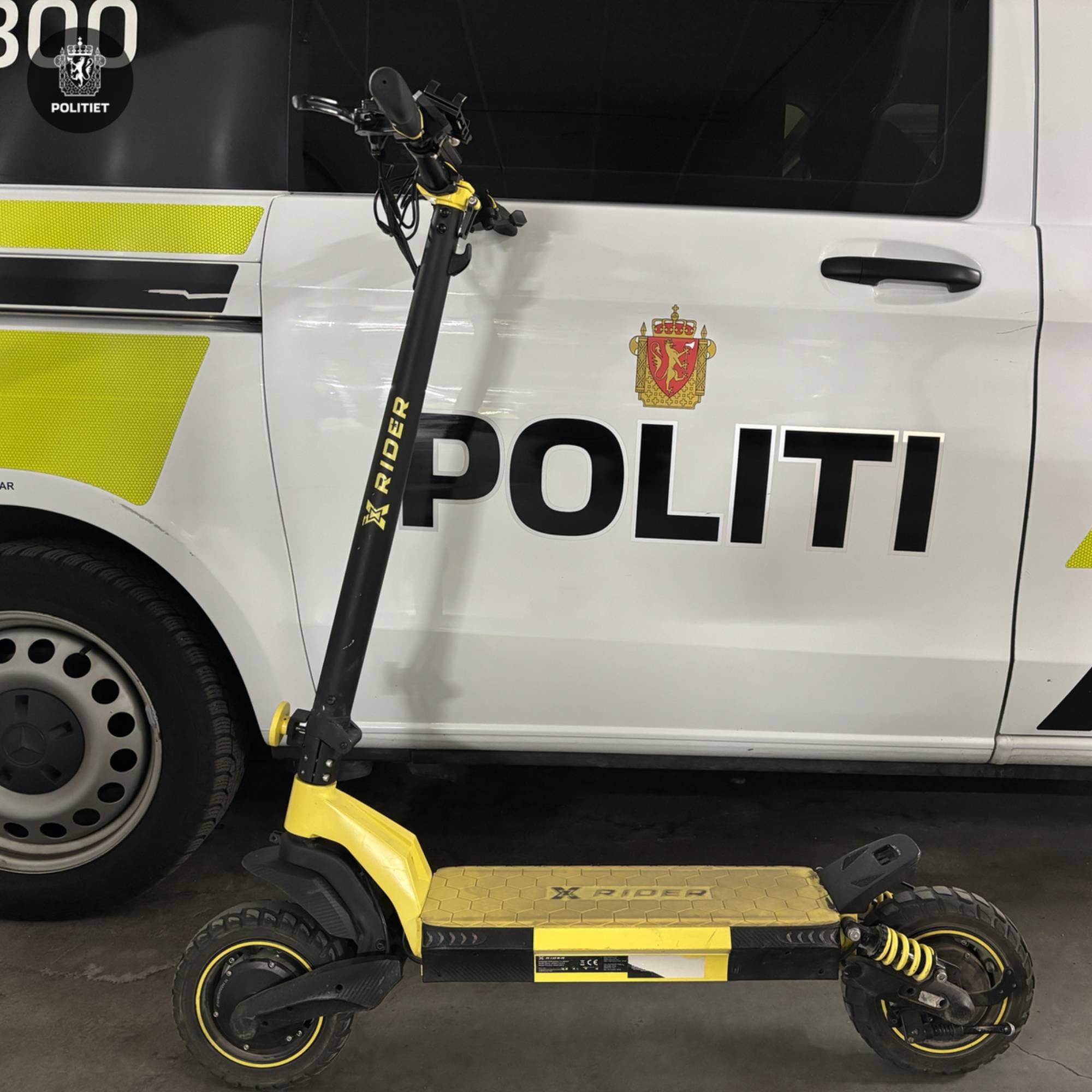 Elsparkesykkel foran politibil 