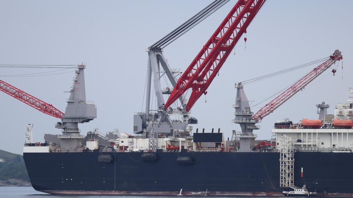 Verdens største skip legges til kai i storstilt los-operasjon
