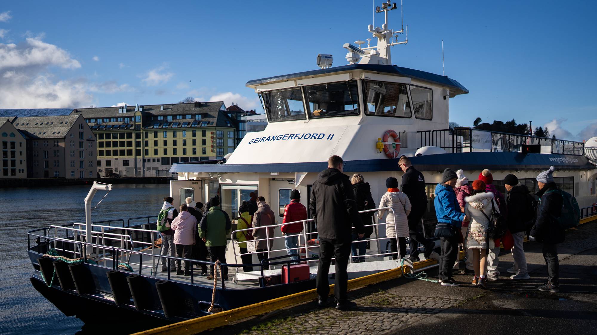 En gruppe mennesker som står på en båt