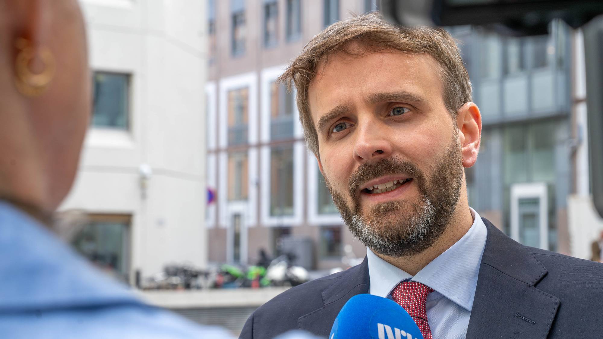 Bilder av sykepleier Tine Sande på Kvinneklinikken på Ullevål sykehus. Nærbilder fra klinikken der pasientene blir undersøkt for å kunne ta abort. Bilder av Helse - og omsorgsminister Jan Christian Vestre. Anonyme bilder av en case som måtte stå i lang kø før hun fikk time til å ta abort. Journalist Marianne Ytre-Eide