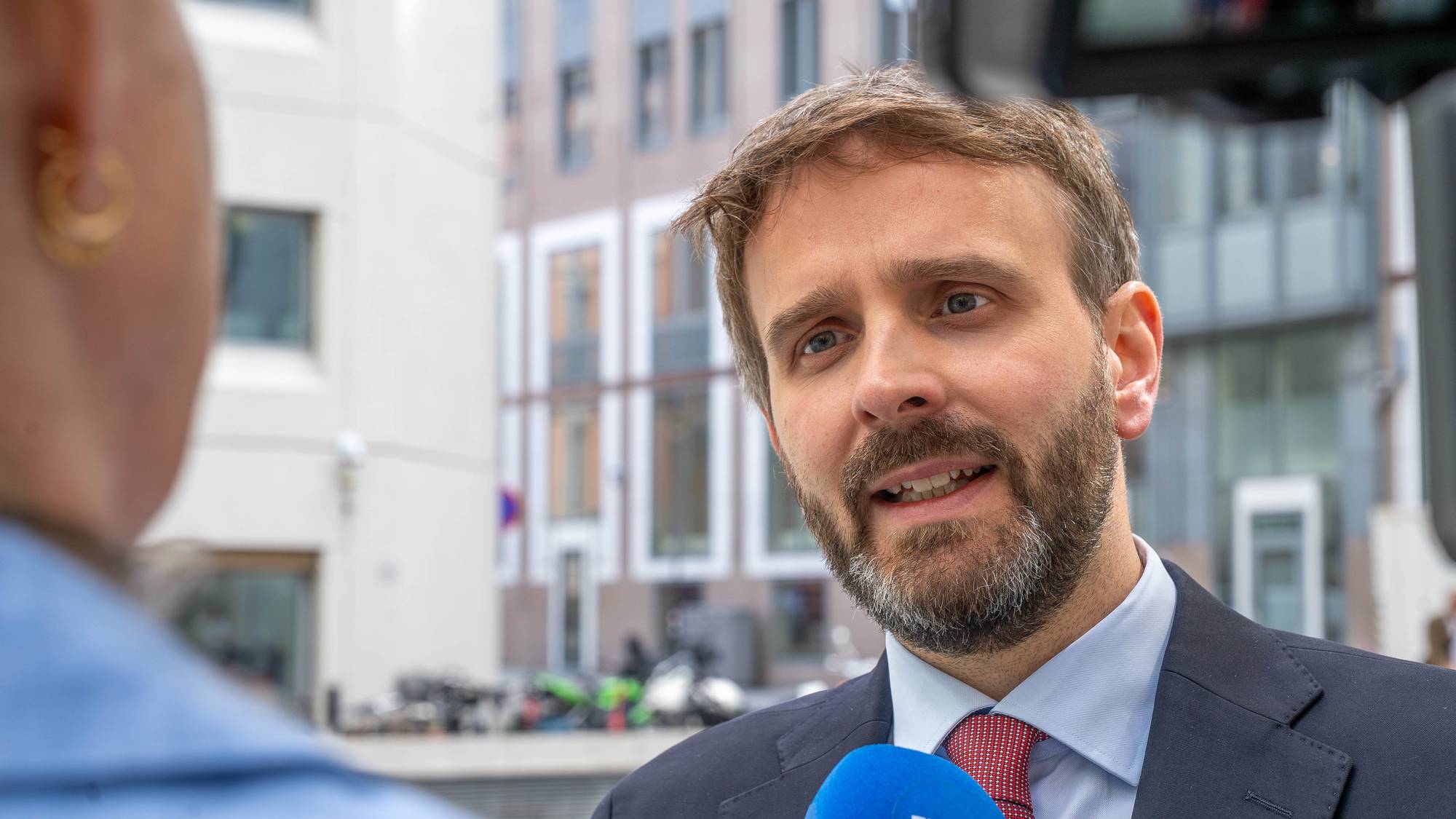 Bilder av sykepleier Tine Sande på Kvinneklinikken på Ullevål sykehus. Nærbilder fra klinikken der pasientene blir undersøkt for å kunne ta abort. Bilder av Helse - og omsorgsminister Jan Christian Vestre. Anonyme bilder av en case som måtte stå i lang kø før hun fikk time til å ta abort. Journalist Marianne Ytre-Eide