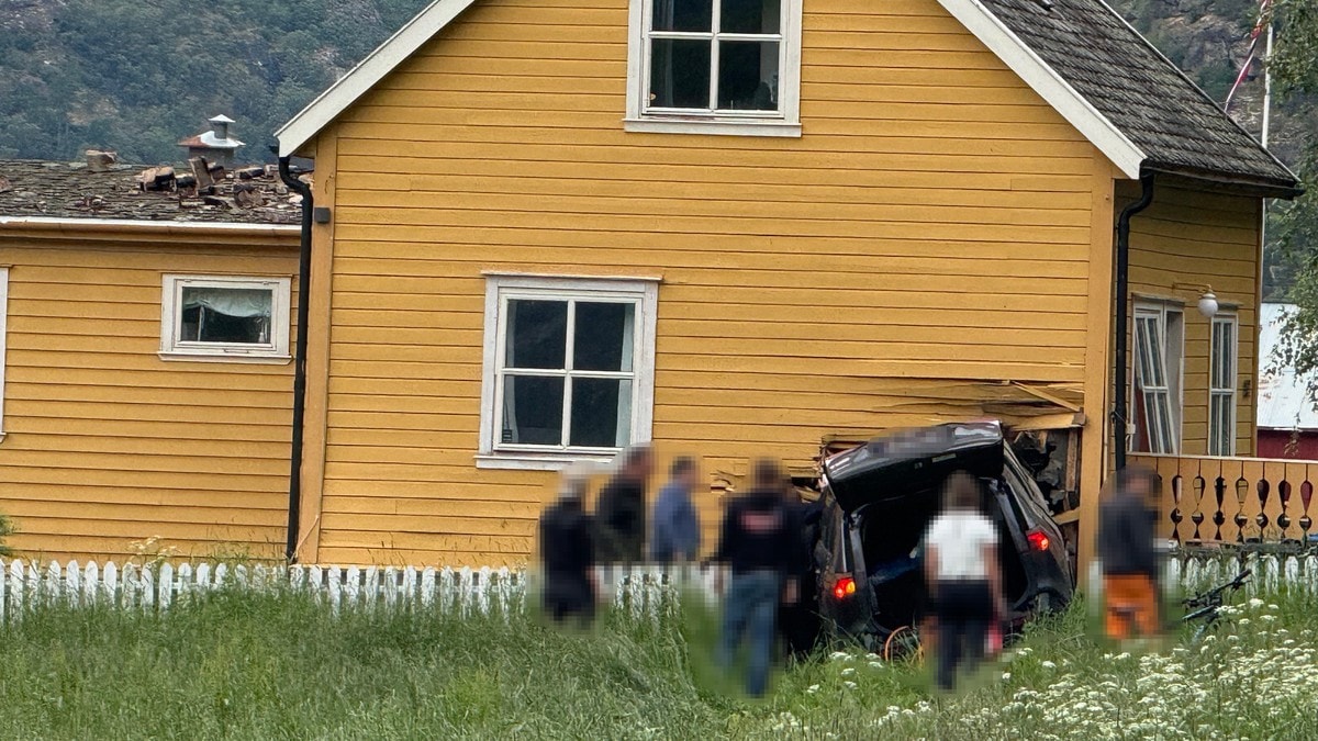 Bil har køyrd inn i hus i Lærdal