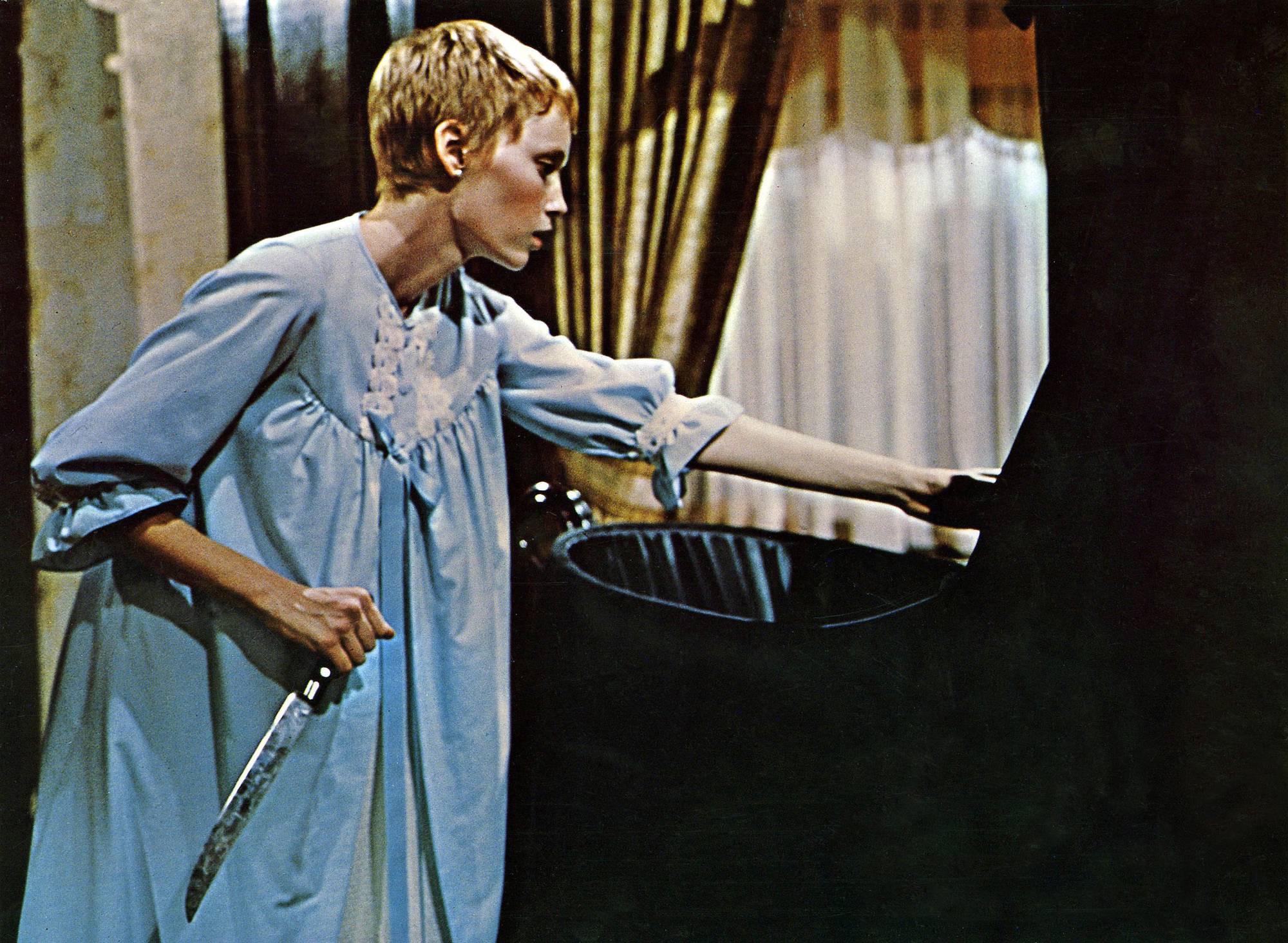 Mia Farrow i Rosemary's Baby med en kniv