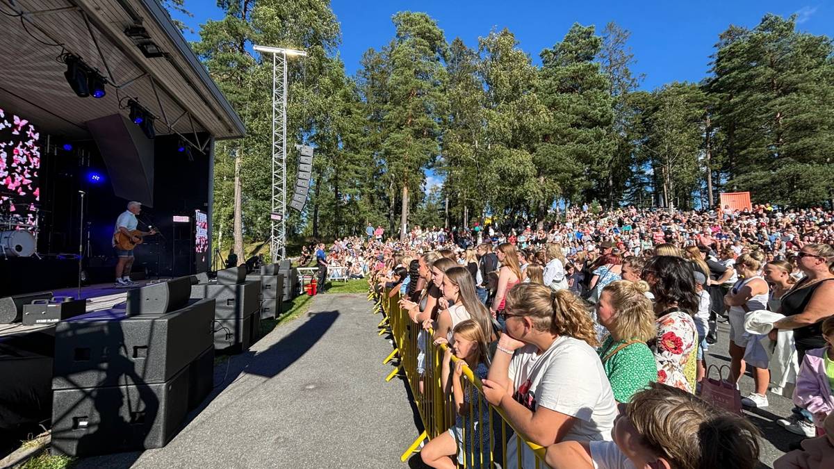 Tusenvis møtte opp for å minnes Spydeberg-tvillingene