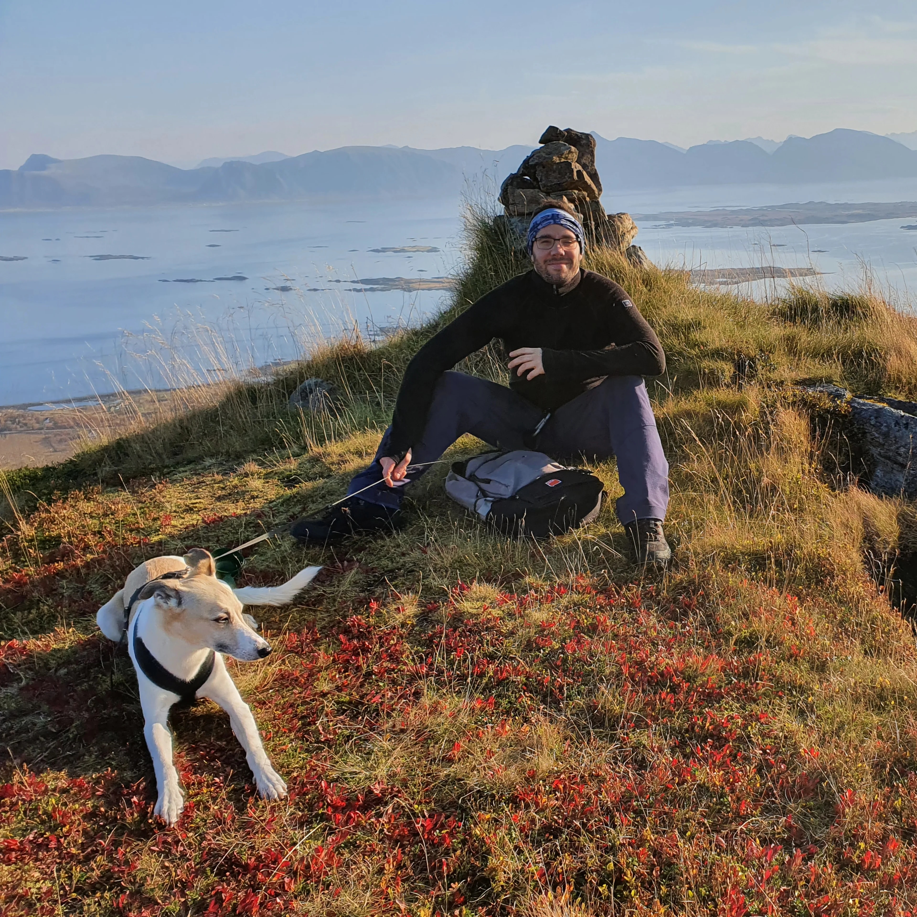 Mann og hund på fjelltopp