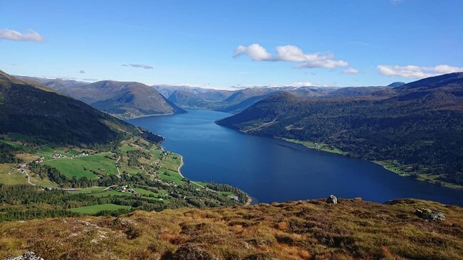 UTSIKT: Fredag var Randi Ryssdal på tur i Jølster og fanga denne utsikta over Jølstravatnet.