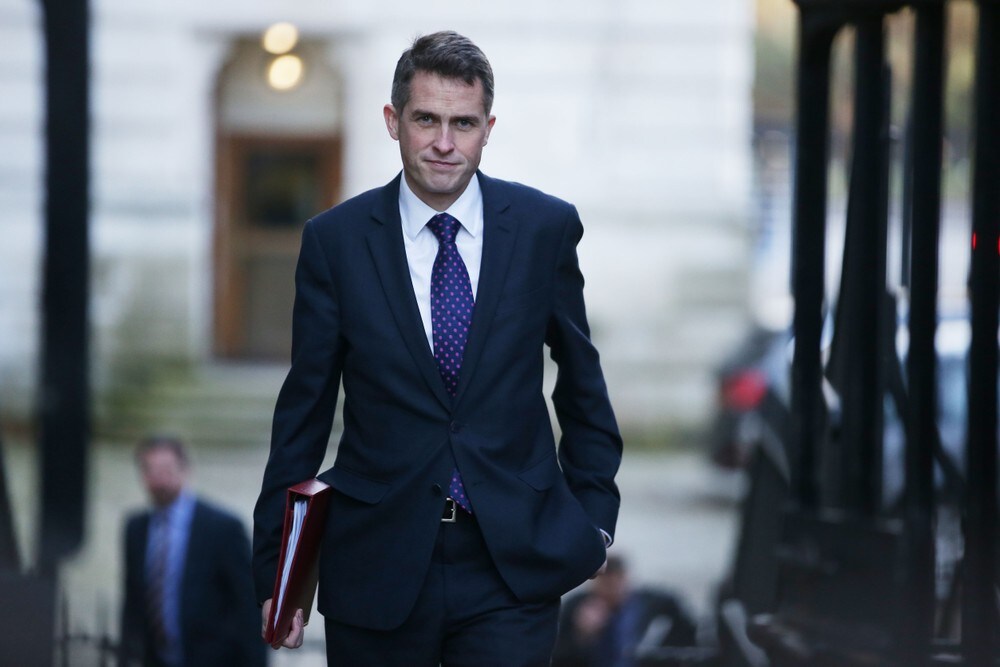 Storbritannias forsvarsminister sparket etter Huawei-lekkasjer