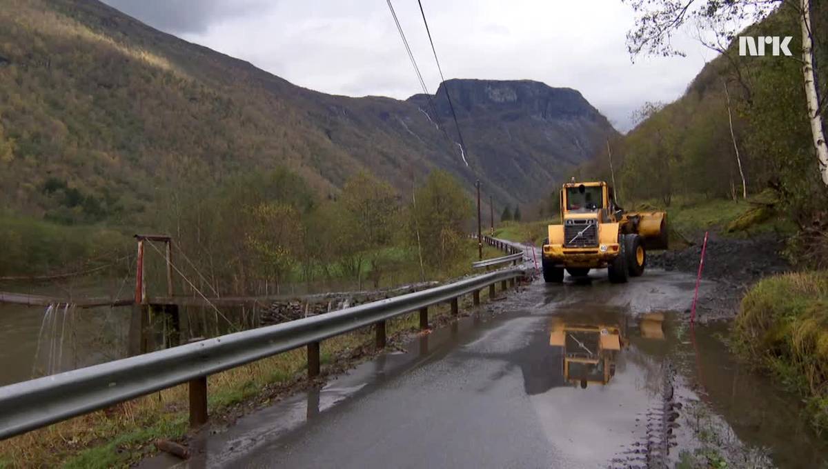 Fleire Vegar Stengde Av Ras I Luster Nrk Vestland 