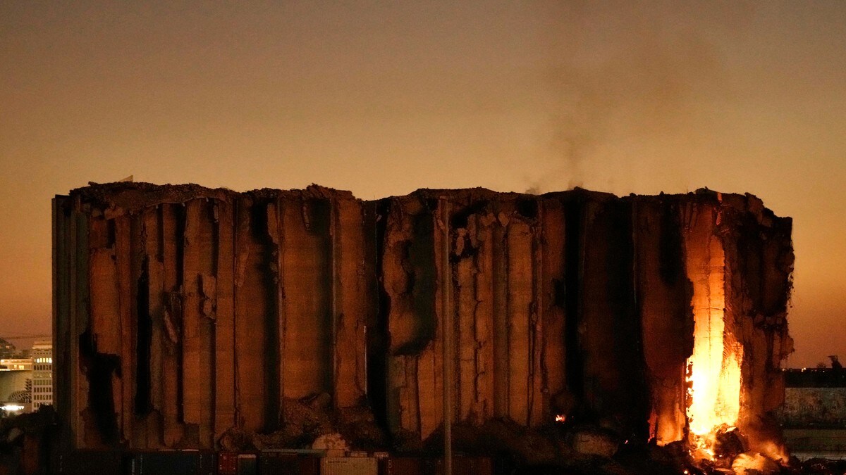 Gigantisk kornsilo brenner i Libanon