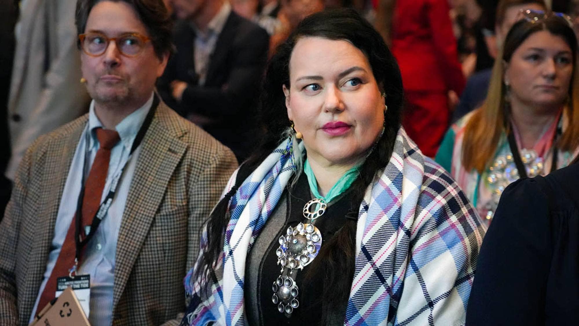 Bilde av sametingspresident Silje Karine Moutka som ser litt til høyre. Hun er ikledd sjal og søljer.
