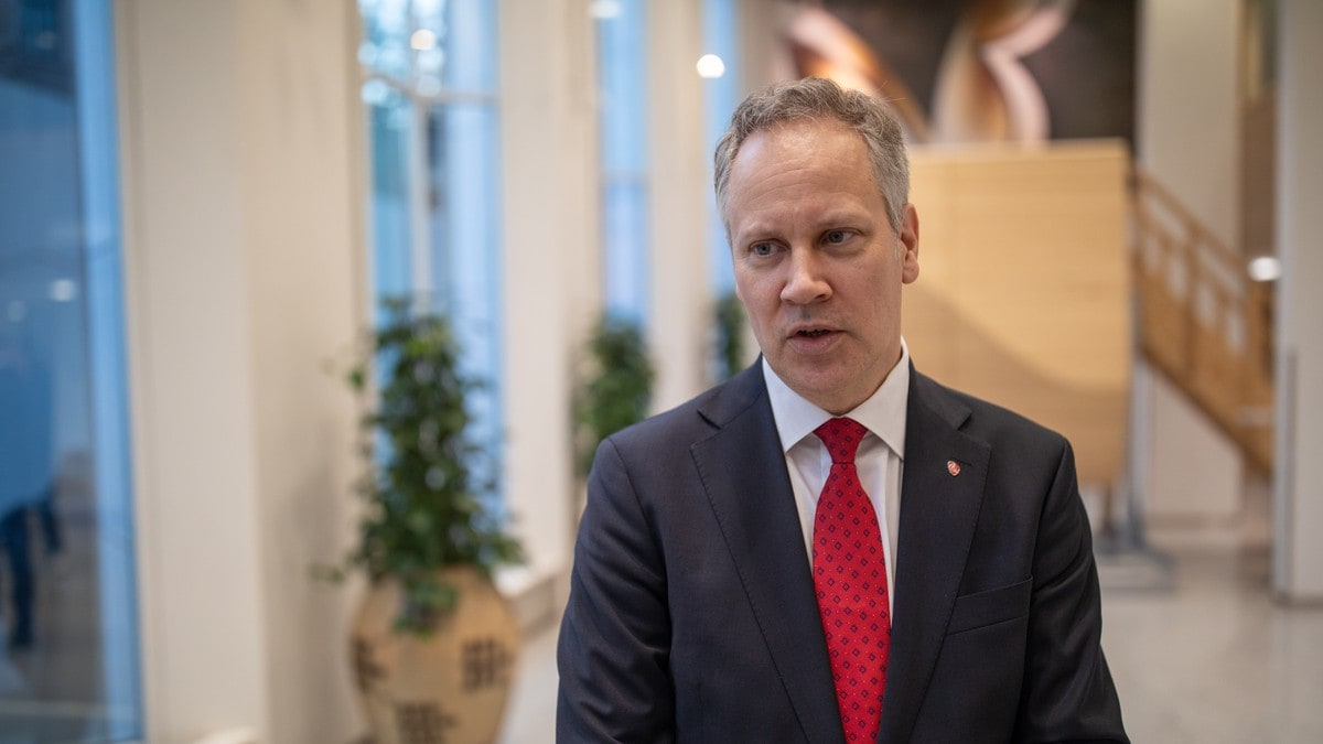 Sam­ferdsels­ministeren om togkaoset: – Det er ingen «quick fix»