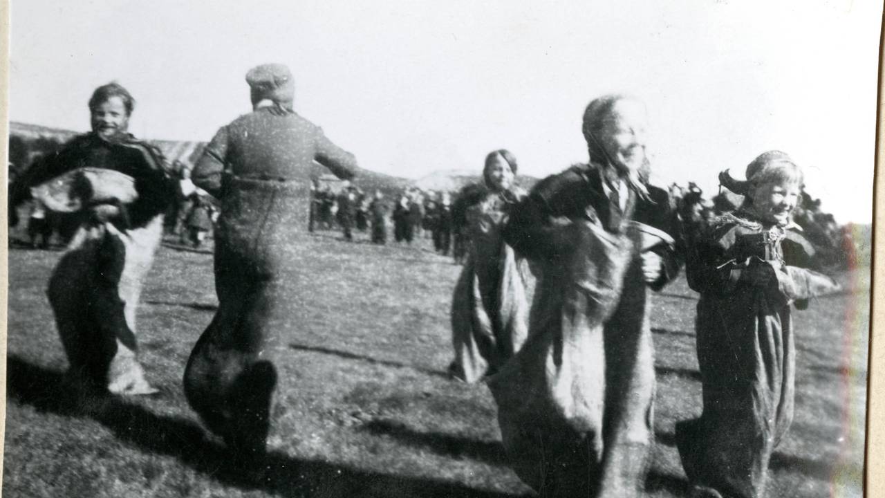 Samiske barn hopper i sekkeløp, Karasjok 17. mai 1946
