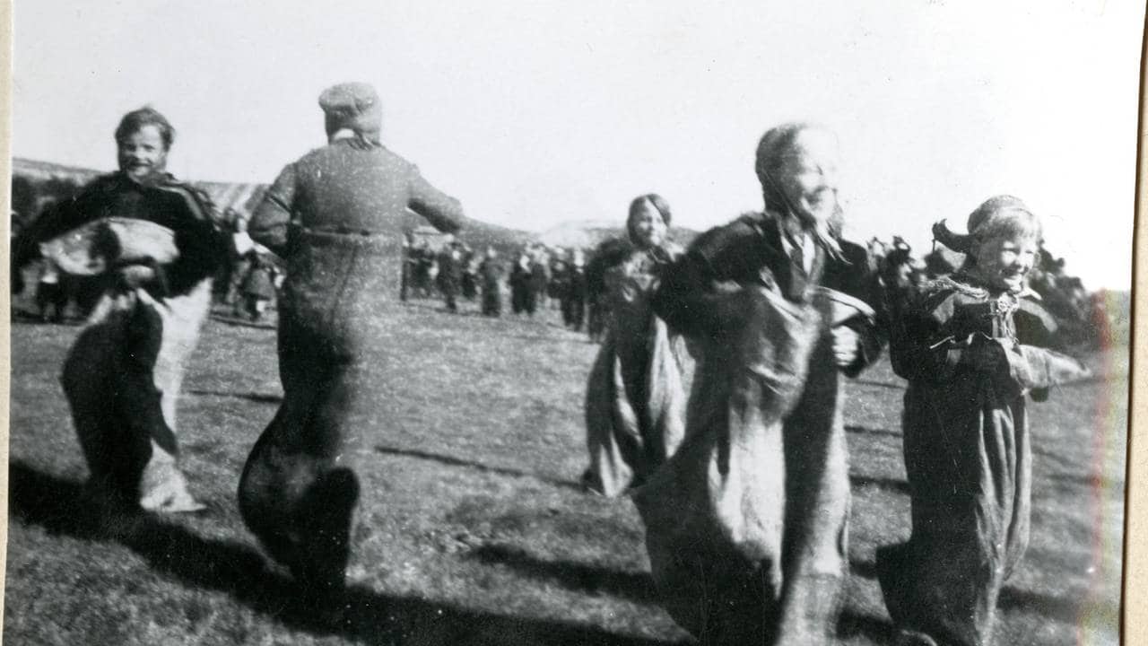 Samiske barn hopper i sekkeløp, Karasjok 17. mai 1946