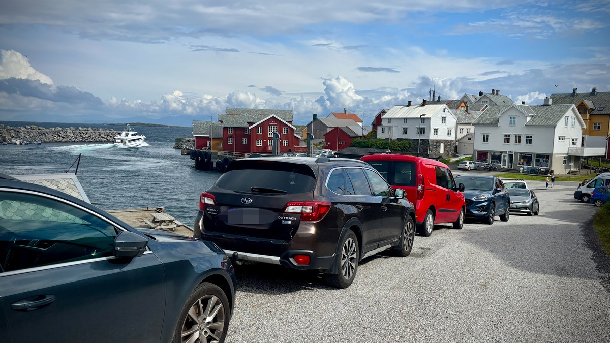 Fleire titals står fast på den knøttlille ferieøya Ona etter at ferja streika