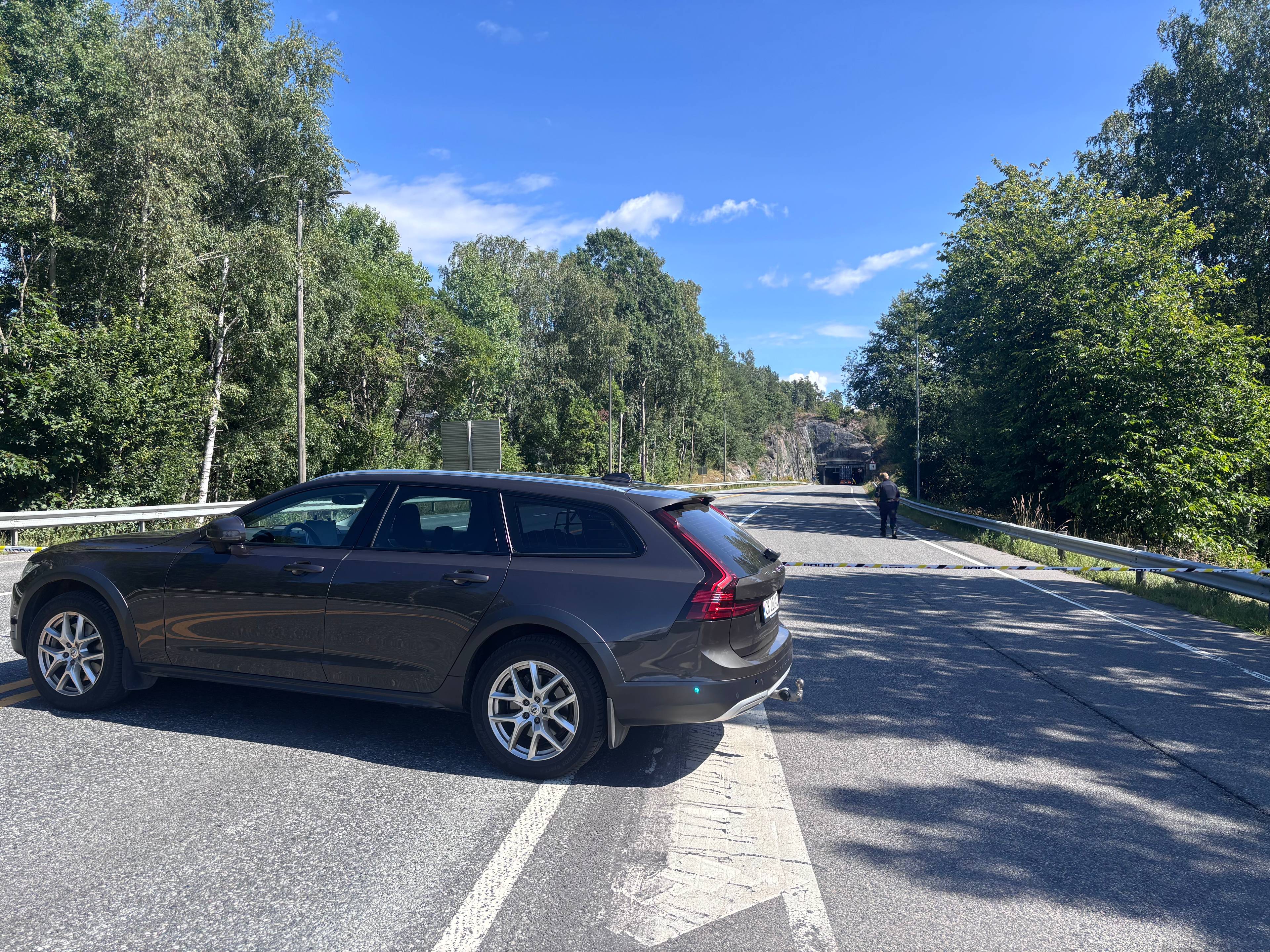 En grå bil sperrer en vei