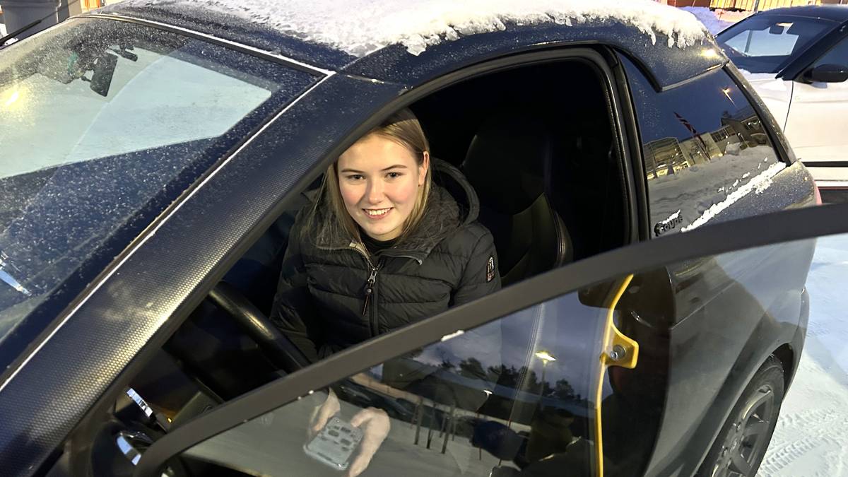 Velger svindyre mopedbiler i stedet for å sette sine bein i en buss