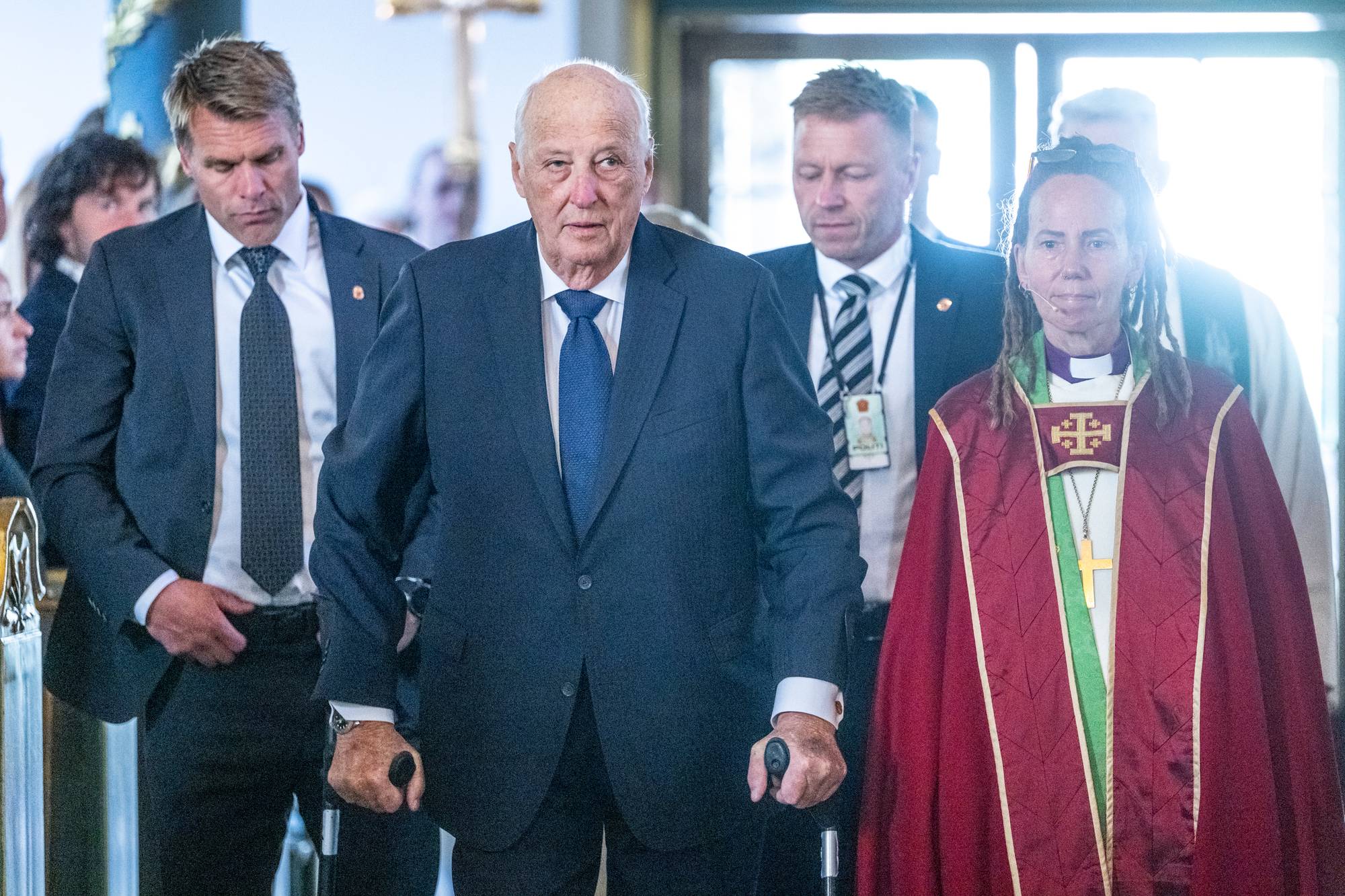 Kong Harald går inn i Oslo domkirke til minnegudstjeneste 22. juli 2026, ved siden av ham går Oslo-biskop Sunniva Gylver