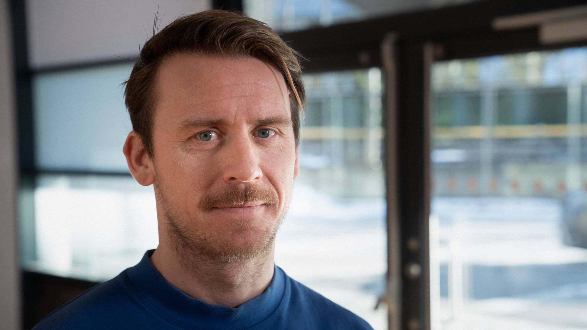 Fotballkommentator Carl-Erik Torp. Han har på seg blå T-skjorte. 