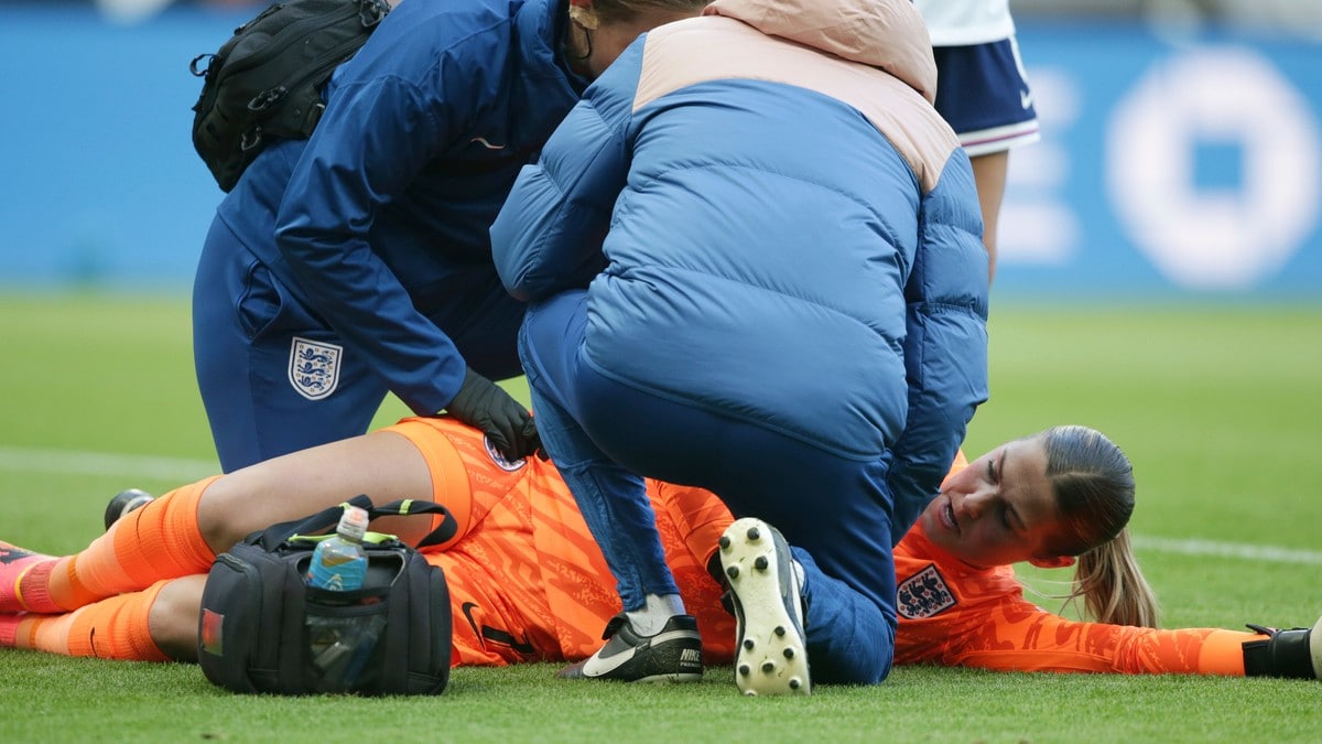 Keeperstjerne skadet etter 28 sekunder i Englands hjemmetap
