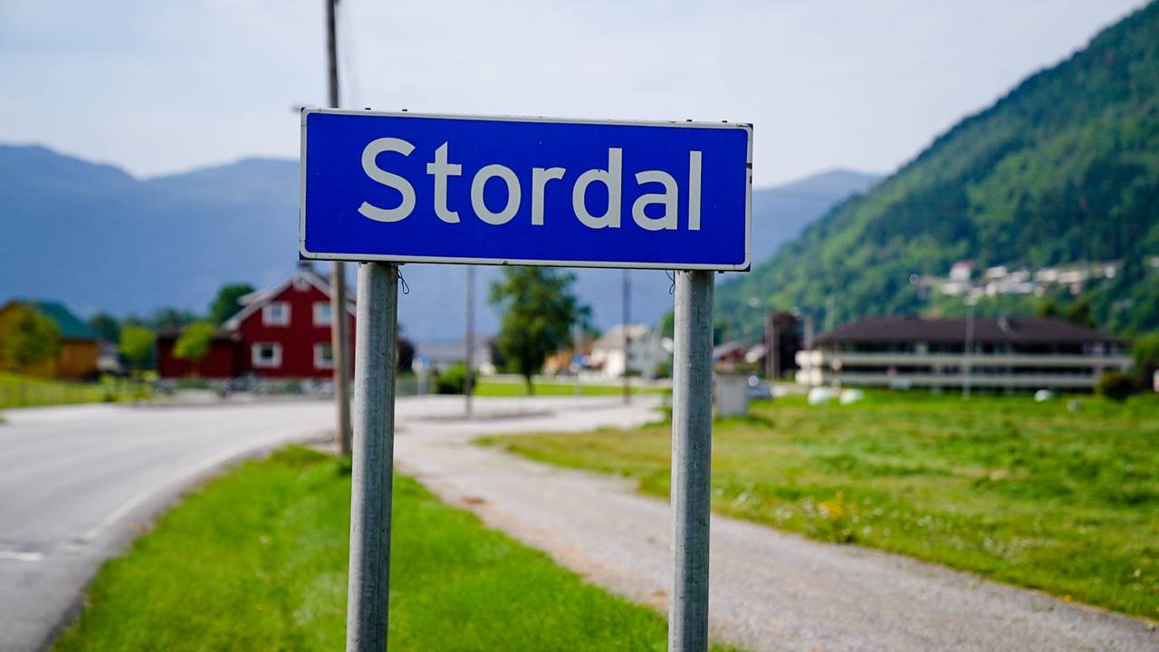 Stordal-skilt i Fjord kommune