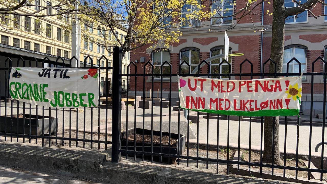 Paroler hengt opp på Grünerløkka skole i Oslo.