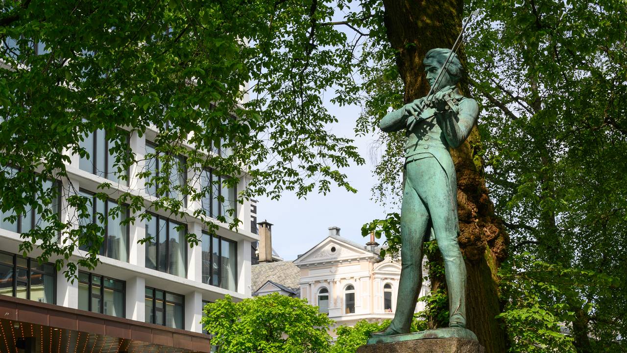 Ole Bull-statuen på Ole Bulls plass i Bergen. Skulpturen er laget av kunstner Stephan Sinding.