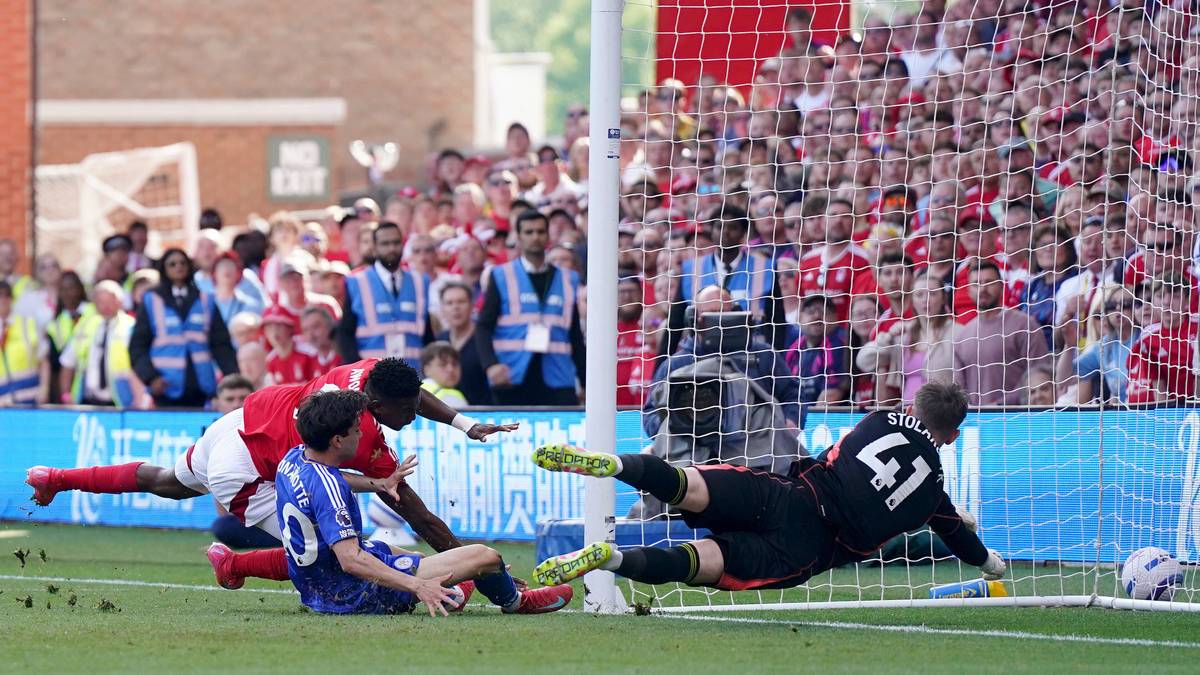 Nottingham Forest-spiss hasteoperert etter kollisjon med stolpen