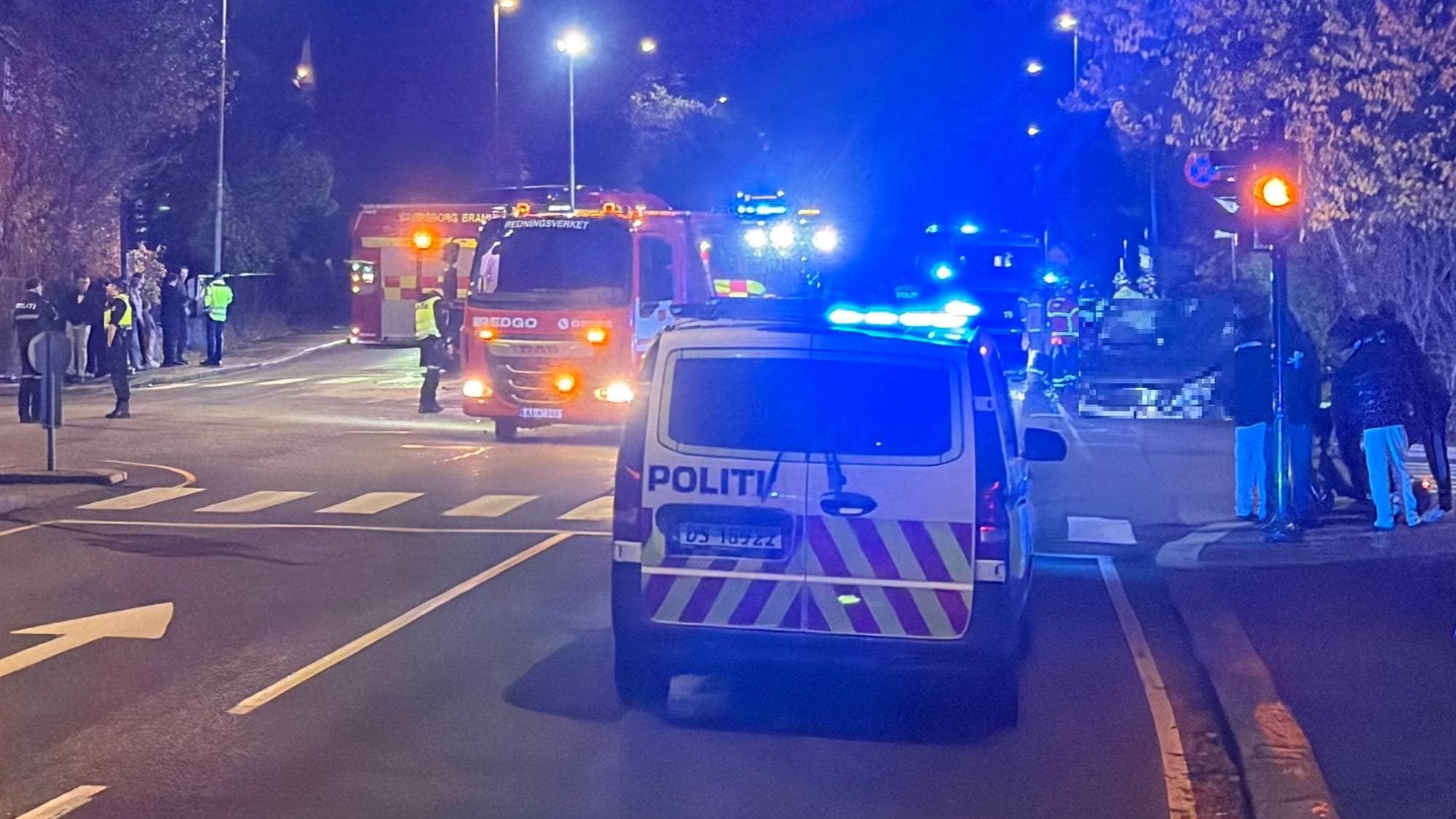 Politi på stedet ved en gate om natten med blålys tent. (Bildebeskrivelsen er laget av en KI-tjeneste)
