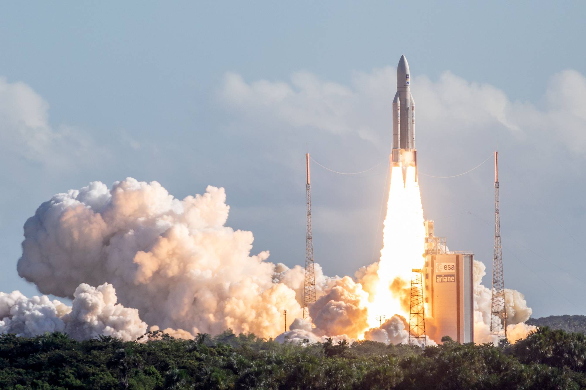 En Ariane-rakett skytes opp fra en base med store røykskyer. (Bildebeskrivelsen er laget av en KI-tjeneste)