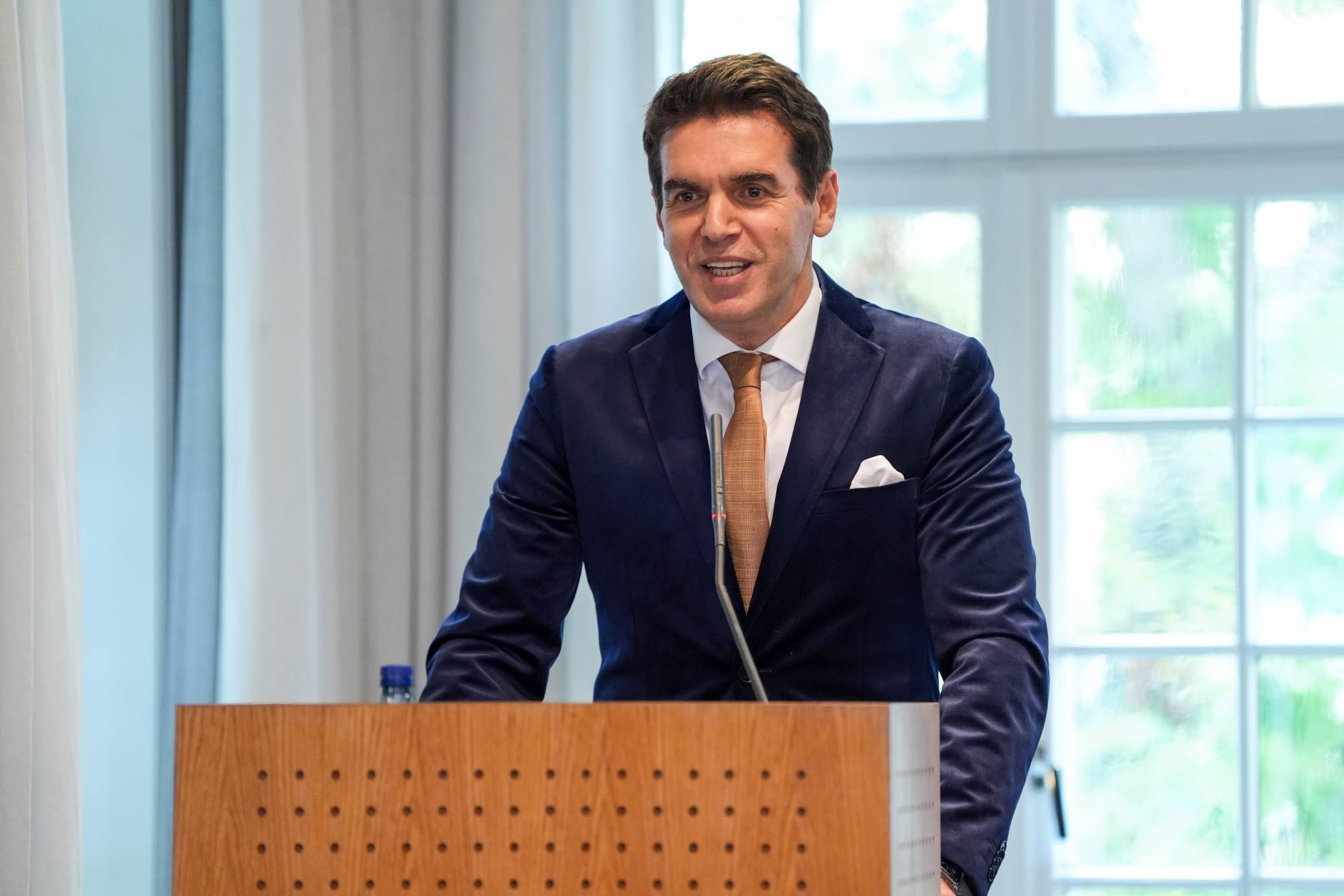 Sylo Taraku er til stede når Stiftelsen Fritt Ord deler ut Fritt Ords honnør til Karpe ved Magdi Omar Ytreeide Abdelmaguid og Chirag Rashmikant Patel.