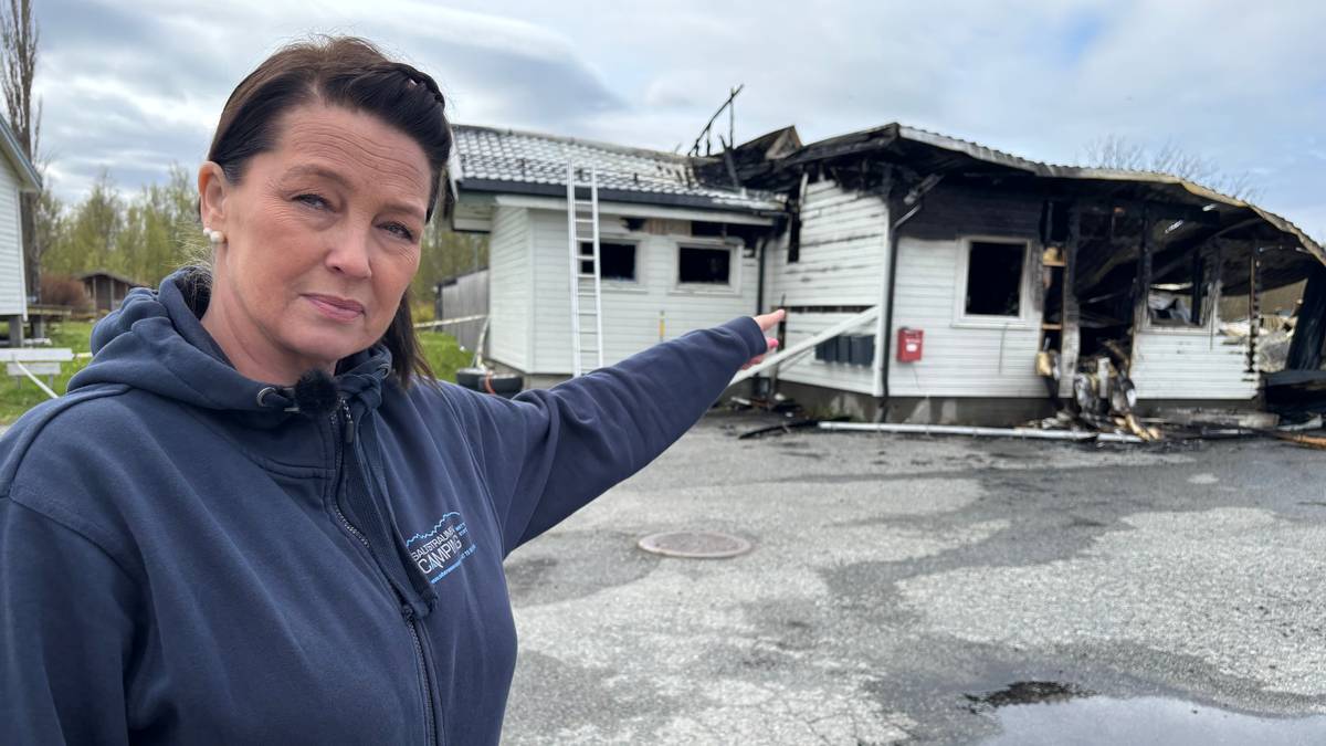 Nekter å gi opp feriegjestene etter brannen – driver resepsjon fra en hytte