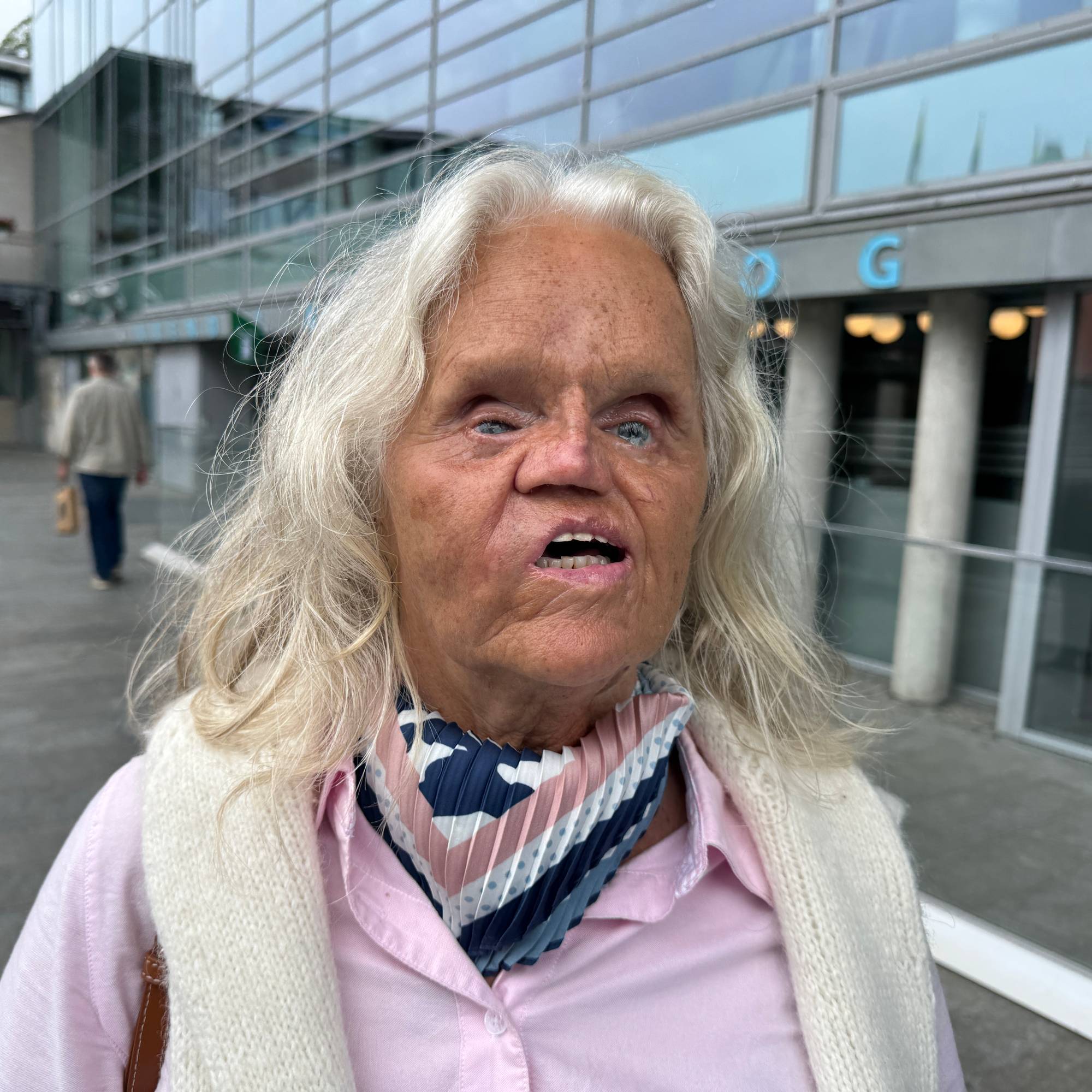 En kvinne med lyst hår 