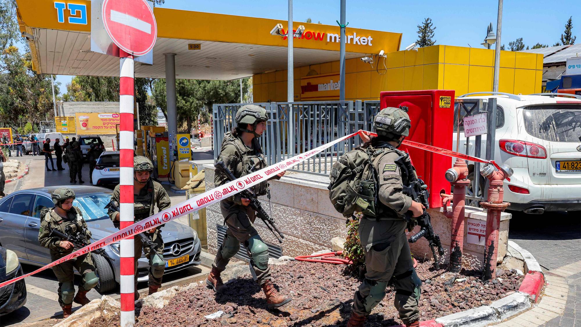 israelske soldater ved bensinstasjon