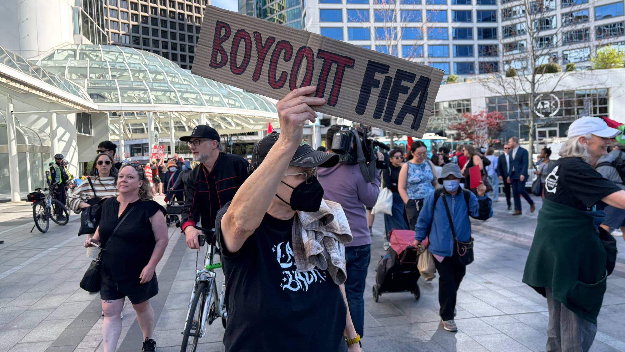 En protestant holder opp et skilt med "Boycott Fifa"