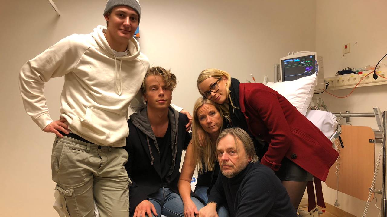 Familien sammen på sykehuset før lungetransplantasjonen.