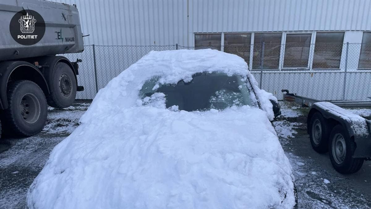 Ble stoppa med ruta full av snø: Sjåfør mista lappen