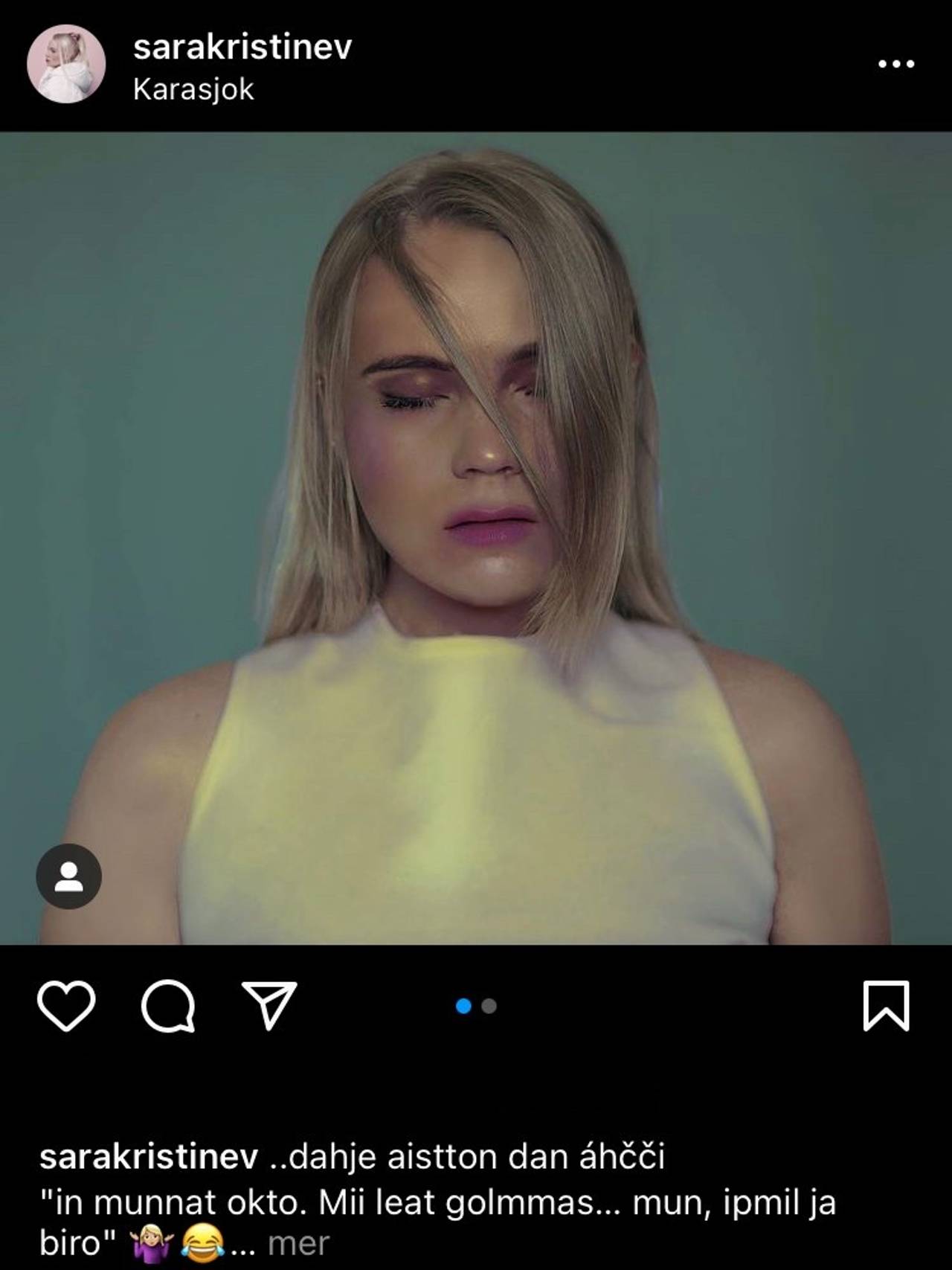 Sara Kristine Vuolab med litt av håret foran ansiktet. Bildet er hentet fra Instagram.