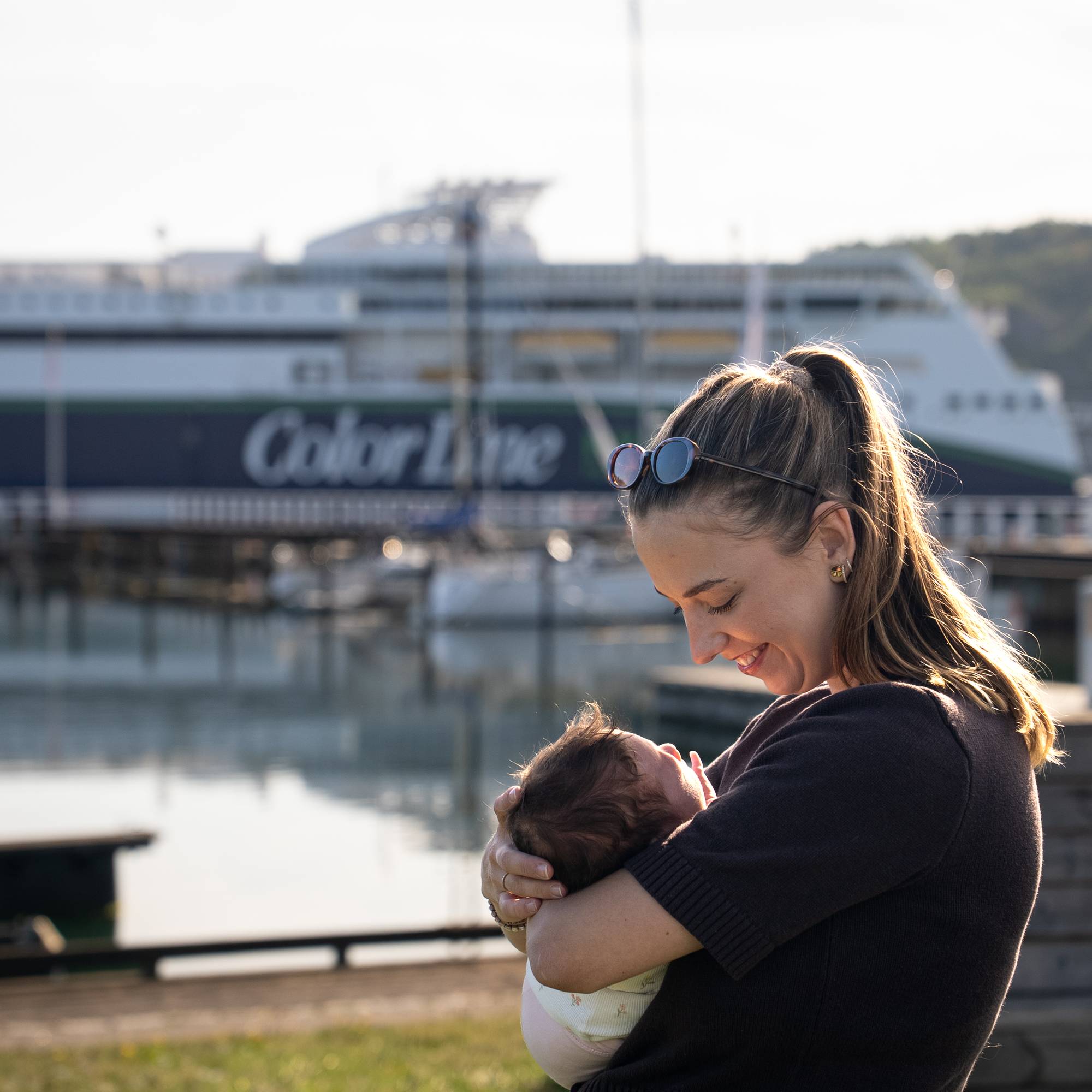 Rebecca (27) og lille Linnea på havna i Sandefjord foran Color Line Hybrid Sandefjord - Strømstad ferga